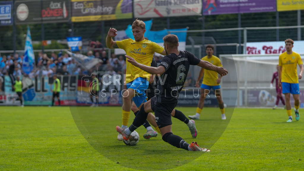 Fußball, Herren, Saison 2025/2026, Regionalliga Nordost, 2. Spieltag, FSV 63 Luckenwalde vs. Chemnitzer FC, Samstag 02.08.2025, Werner-Seelenbinder-Stadion Luckenwalde | Fußball, Herren, Saison 2025/2026, Regionalliga Nordost, 2. Spieltag, FSV 63 Luckenwalde vs. Chemnitzer FC, Samstag 02.08.2025, Werner-Seelenbinder-Stadion Luckenwalde, Im Bild: Fabio Schneider (l. Luckenwalde) und Niclas Erlbeck (r. Chemnitz) - Realisiert mit Pictrs.com