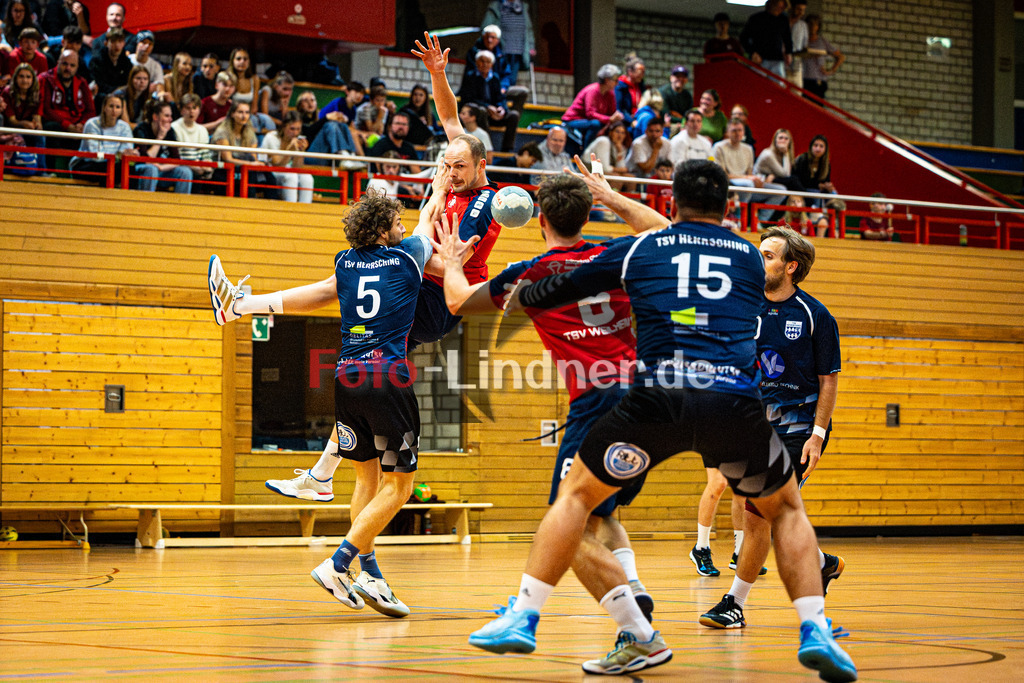 TSV Weiheim gegen TSV Herrsching II | Handball Bezirksoberliga Herren 2025/26, TSV Weiheim gegen TSV Herrsching II, 20251025,Maximilian OSTHÖVER (TSV Weilheim 24) spielt einen Pass zu Andreas KUNZ (TSV Weilheim 6),2025-10-25 in Weilheim (Jahnhalle)Andreas TÜRK (TSV Herrsching II 5), Maximilian OSTHÖVER (TSV Weilheim 24), Andreas KUNZ (TSV Weilheim 6)Copyright: WolfgangxLindner