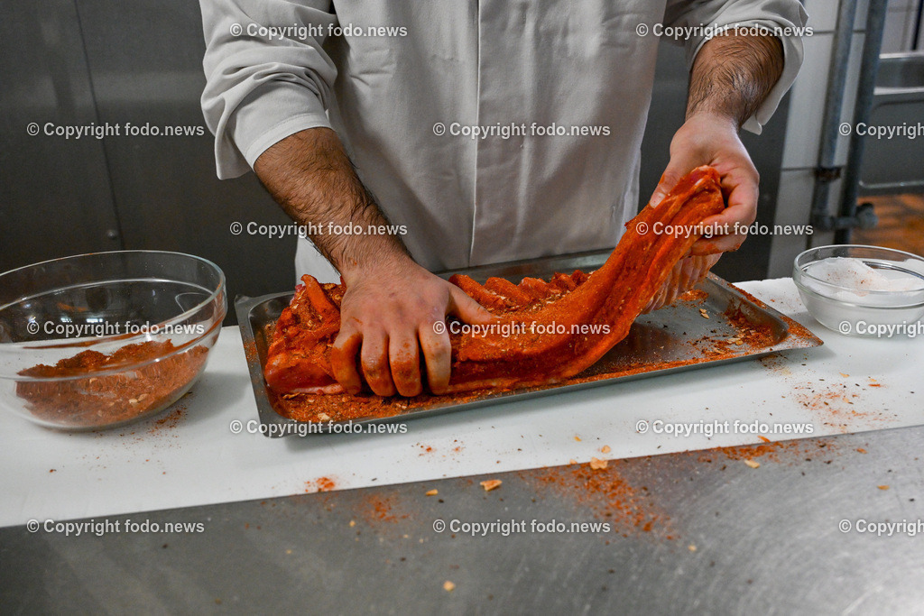 Fleischerei Fischelmaier_ Pabneukirchen_ 03.04.2024-45 | 03.04.2024, Pabneukirchen, AUT, Fleischerei Fischelmaier, im Bild Fleisch wird mit verschiedenen Gewuerzen zum raeuchern vorbereitet