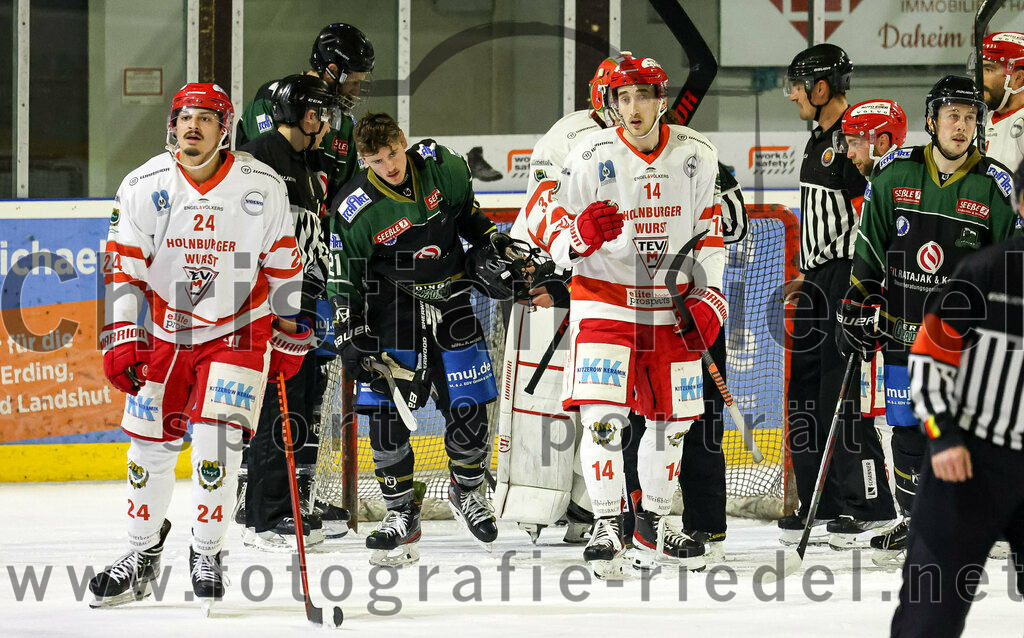 2023-03-19_067_TSV_Erding_gegen_TEV_Miesbach | Erding, Deutschland, 19.03.2023:
Eishockey, Bayernliga Playoffs 2022 / 2023, Halbfinale, TSV Erding gegen TEV Miesbach, Endergebnis: 

Stefano Rizzo (TEV Miesbach, #24), Erik Modlmayr (Erding Gladiators, #21), Nick Endress (TEV Miesbach, #14)

Foto: Christian Riedel / fotografie-riedel.net