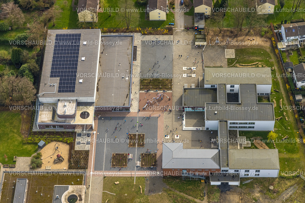 Dinslaken240308868 | Luftbild, Grundschule Hagenschule, Neubau Spielplatz und kleiner Garten auf dem Schulhof mit spielenden Kindern, Hagenviertel, Dinslaken, Nordrhein-Westfalen, Deutschland