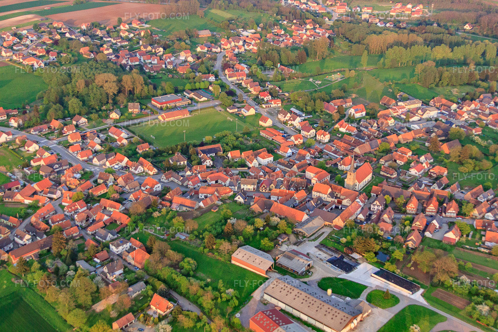 Aerial view: View of the town from the west in Riedseltz in the state Bas-Rhin, France. – Photo: IMG_56876.jpg taken on 05/05/2013 by Werner Riehm/FLY-FOTO.com – Resolution of the original: 4752 x 3168 px