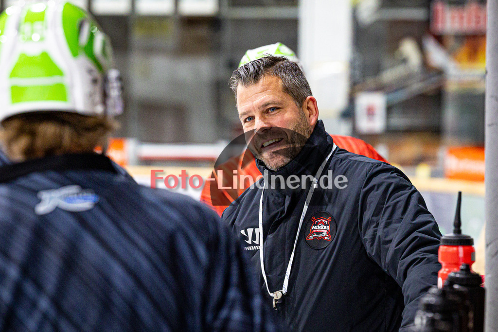 News von den Peißenberg MINERS | Eishockey Bayernliga 2025/26, News von den Peißenberg MINERS, 20251126,Markus Schröder (MINERS Head Coach) im Training gibt klare Anweisungen,2025-11-26 in Peißenberg (flatbuy Arena Peißenberg), Markus Schröder (MINERS Head Coach)Copyright: WolfgangxLindner www.foto-lindner.de