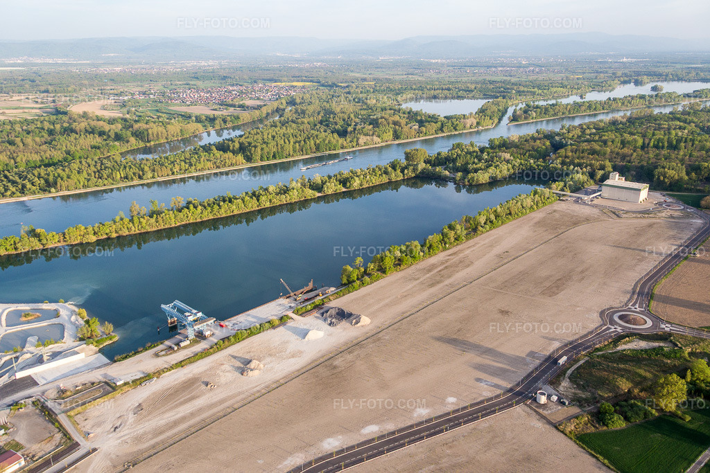 Aerial view: Construction site for new port facilities of the Port Autonome de Strasbourg on the banks of the Rhine River in Lauterbourg in the state Bas-Rhin, France. – Photo: IMG_077992.jpg taken on 04/24/2015 by Werner Riehm/FLY-FOTO.com – Resolution of the original: 5472 x 3648 px