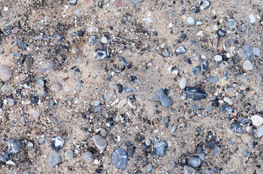 Kiesiger Strandboden | Der Strandboden ist an vielen Küstenabschnitte auf der Boddenseite wie auch an der offenen Meeresseite anzufinden - Realisiert mit Pictrs.com