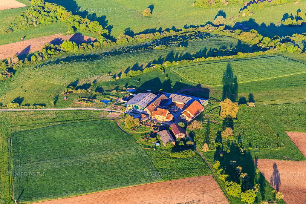 Vue aérienne: Ferme à Langenwald à Dehlingen dans le département Bas Rhin, France. Photo: IMG_145909.jpg prise le 01/05/2025 par Werner Riehm/FLY-FOTO.eu – Résolution de l'original: 5472 x 3648 px