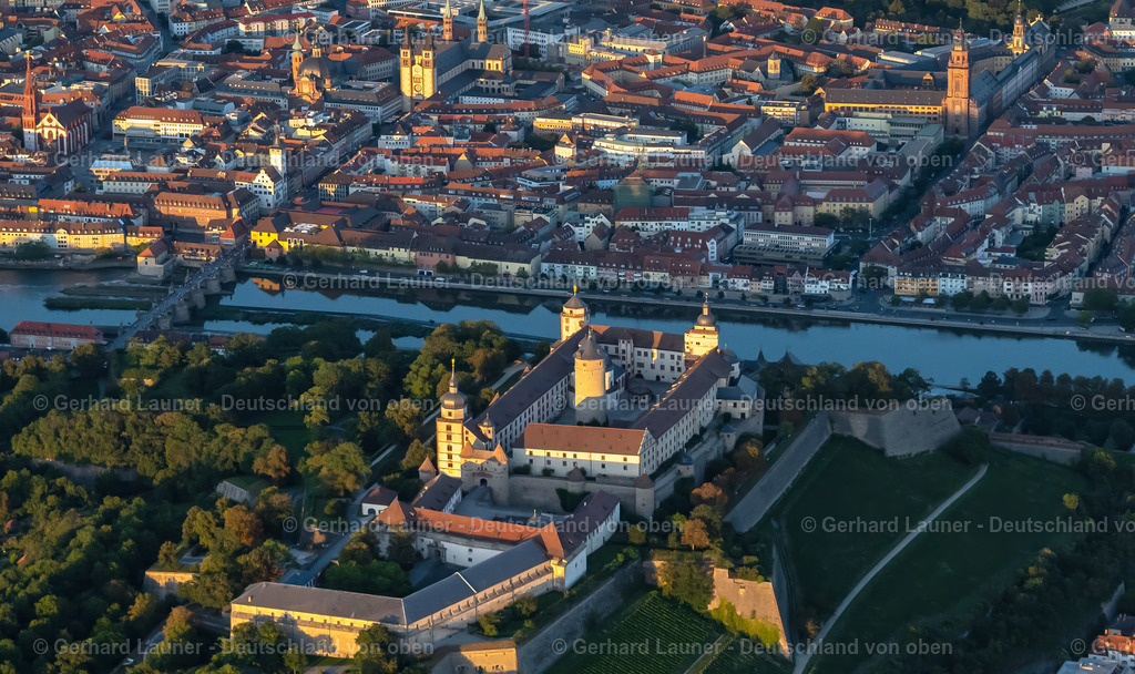 4051066 | WüRZBURG 03.09.2021 Historischer Altstadtbereich und Innenstadtzentrum mit Palast der Residenz, Main und " Festung Marienberg " in Würzburg im Bundesland Bayern, Deutschland. Weiterführende Informationen bei: Bayerische Verwaltung der staatlichen Schlösser, Gärten und Seen,  Stadt Würzburg. // Historic old town area and downtown with palace of the Residenz, Main and "Marienberg Fortress" in Wuerzburg in the state Bavaria, Germany. Further information at: Bayerische Verwaltung der staatlichen Schloesser, Gaerten und Seen,  Stadt Wuerzburg. Foto: Gerhard Launer
