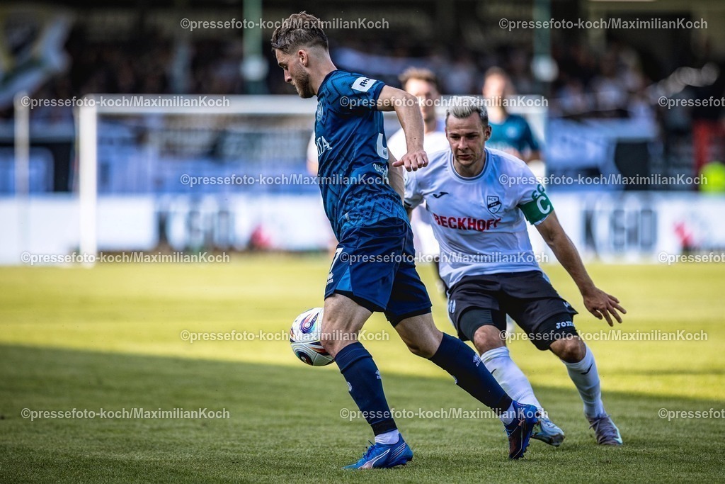 xkwix09082502046 | 09.08.2025, xkwix, Fußball, Liga3, SC Verl - SV Wehen Wiesbaden, Sportclub Arena: Niko Kijewski (SC Verl #19) im Zweikampf gegen Lukas Schleimer (SV Wehen Wiesbaden #37)