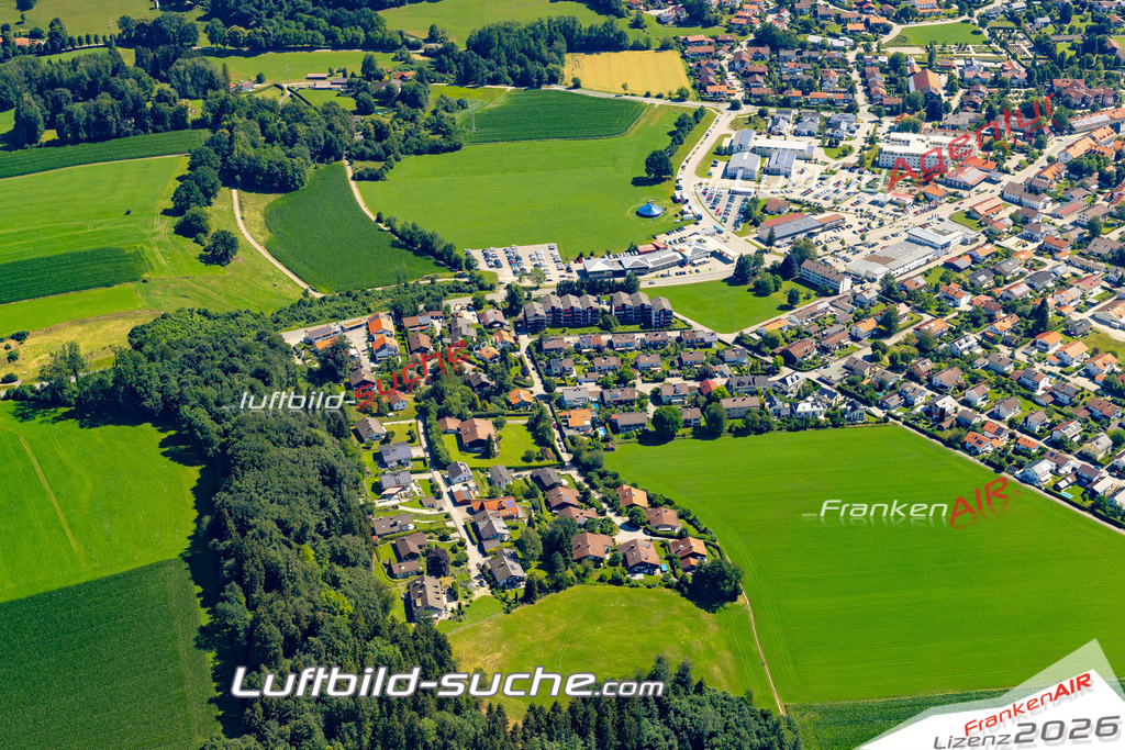 Aktuelles Luftbild von Feldkirchen Feldkirchen-Westerham - Die Luftaufnahme wurde 2022 mittels UL-Flugzeug erstellt ( keine Drohne ) - hochauflösende Kamera-Systeme von  Canon -Beste Qualität - Für grossformatige Ausdrucke geeignet. Die Geschenkidee !