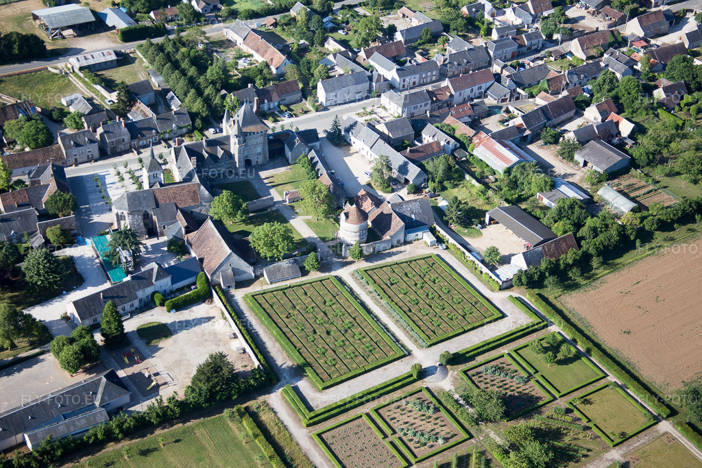 Vue aérienne: Vue de la ville à Talcy dans le département Loir et Cher, France. Photo: IMG_082201.jpg prise le 20/06/2015 par Werner Riehm/FLY-FOTO.euRésolution de l'original: 5472 x 3648 px