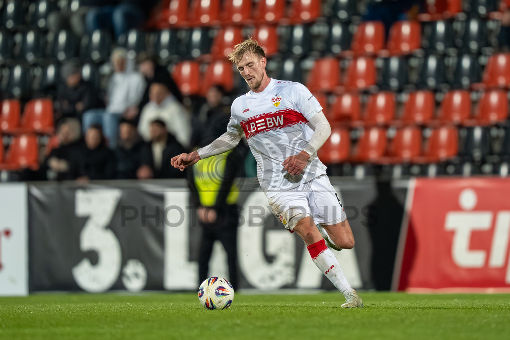 VfB Stuttgart II vs. FC Energie Cottbus, Fussball, 3.Liga, 27. Spieltag, Saison 2025/2026, 03.03.2026 | Alexander Groiß (VfB Stuttgart II, #06),VfB Stuttgart II vs. FC Energie Cottbus, Fussball, 3.Liga, 27. Spieltag, Saison 2025/2026, 03.03.2026Foto: photosbyphips/Philip Ziegler