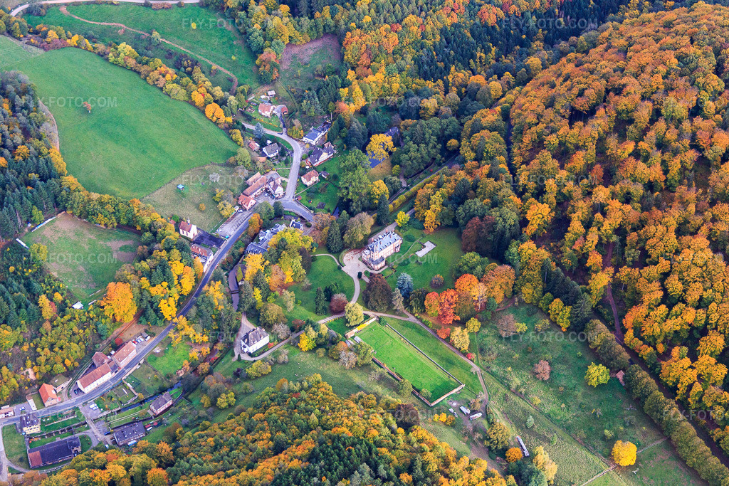 Aerial view: Château de Jaegerthal in Windstein in the state Bas-Rhin, France.Photo: IMG_084701.jpg taken on 10/23/2015 by Werner Riehm/FLY-FOTO.comResolution of the original: 5472 x 3648 px