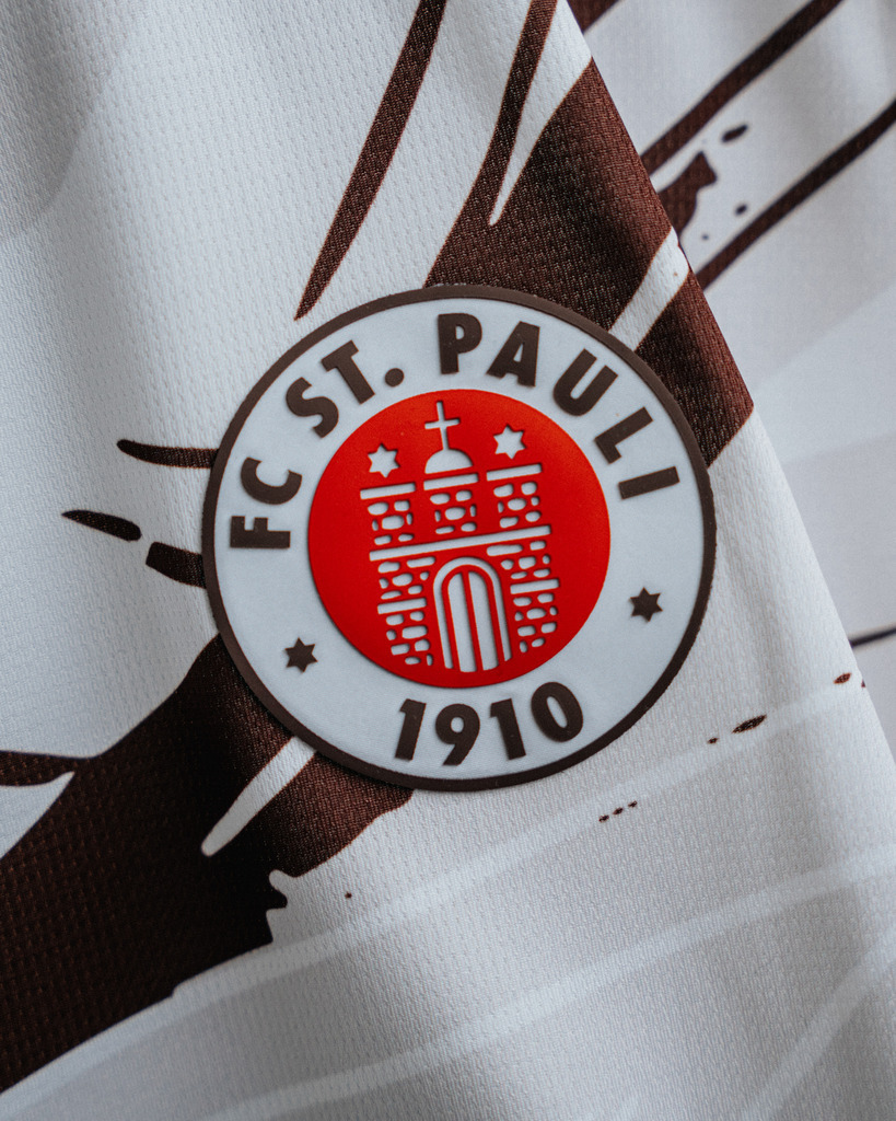 FCSP_YD-03149 | Der offizielle Shop für FC St. Pauli Fotos. Wähle aus Spielszenen & Fanmomenten dein FCSP Wunschformat. Wir liefern Millerntor-Atmosphäre.