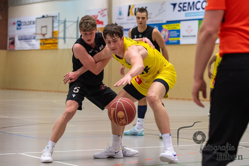 Baskets Juniors/TSG Westerstede-Rasta Vechta 3 | 1. Basketball-Regionalliga; Baskets Juniors/TSG Westerstede (gelb) - Rasta Vechta 3 (schwarz) am 18.01.2025 in Westerstede (Hössensporthalle), Photo: Philip Eiben 2025 - Realisiert mit Pictrs.com