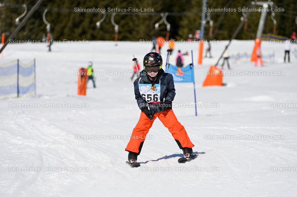 SRF_27.02.2026_770 | Skirennfotos,Serfaus,Fiss,Ladis,Kinderskirennen,Winter,Tirol,Oberland,skirace,SFL,feelfree,weil wir's genießen,ski,Ski,skifahren,Sonnenplateau, - Realisiert mit Pictrs.com