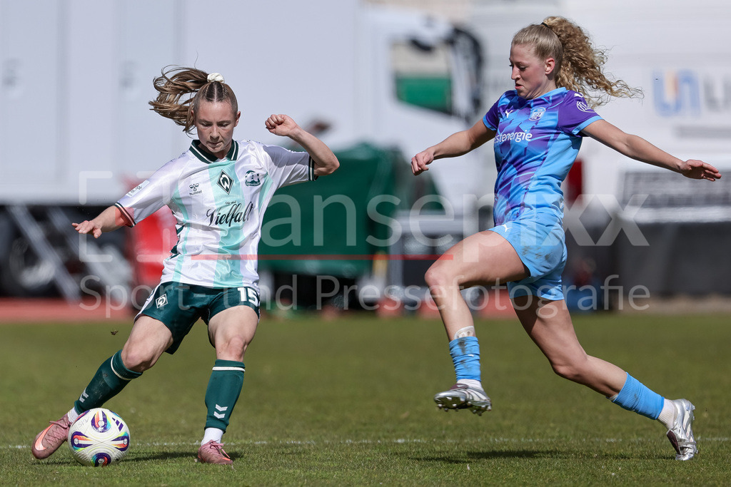 Fussball, Google Pixel Frauen-Bundesliga, SV Werder Bremen - SGS Essen | v.li.: Michelle Weiß (SV Werder Bremen, 15) und Julie Terlinden (SGS Essen, 2) im Zweikampf, Duell, Dynamik, Aktion, Action, Spielszene, DIE DFB-RICHTLINIEN UNTERSAGEN JEGLICHE NUTZUNG VON FOTOS ALS SEQUENZBILDER UND/ODER VIDEOÄHNLICHE FOTOSTRECKEN. DFB REGULATIONS PROHIBIT ANY USE OF PHOTOGRAPHS AS IMAGE SEQUENCES AND/OR QUASI-VIDEO.