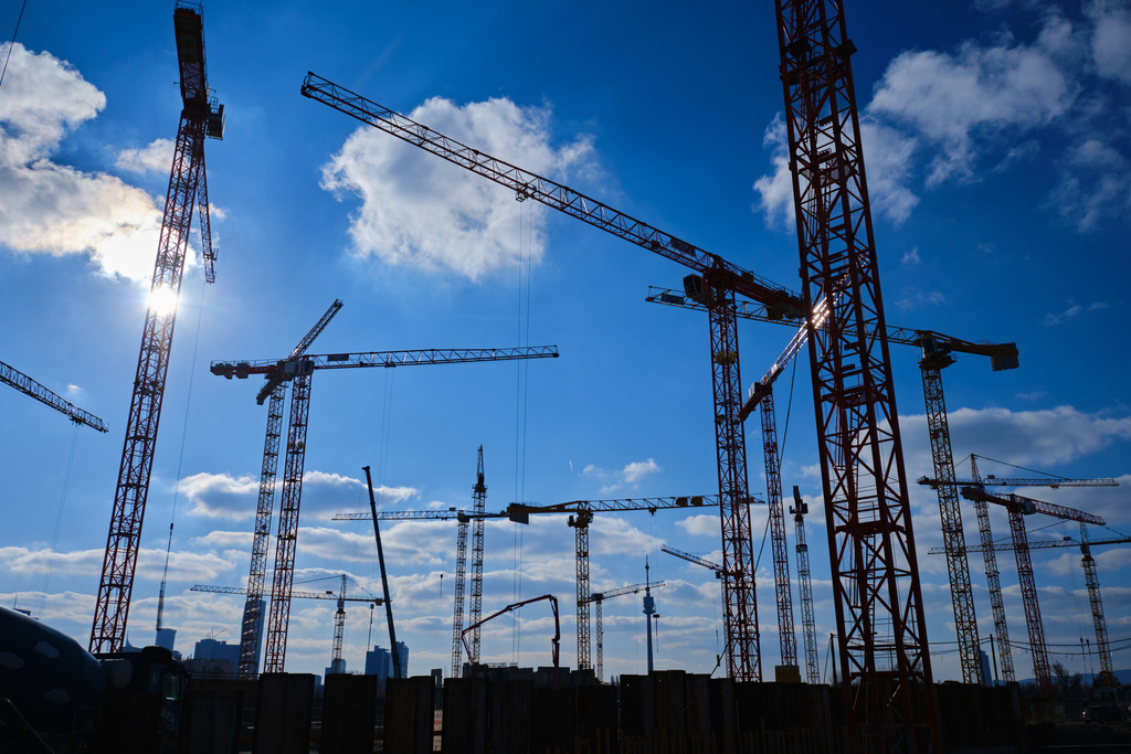 Hochkran auf dem Bauplatz Donaufeld | Wien, Austria - February 03, 2025: Hochkran auf dem Bauplatz Donaufeld. - Realisiert mit Pictrs.com