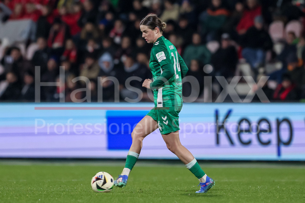 Fussball, Google Pixel Frauen-Bundesliga, 1. FC Köln - SV Werder Bremen | v.li.: Lara Schmidt (SV Werder Bremen, 24) am Ball, Freisteller, Einzelbild, Ganzkörper, Aktion, Action, Spielszene, DIE DFB-RICHTLINIEN UNTERSAGEN JEGLICHE NUTZUNG VON FOTOS ALS SEQUENZBILDER UND/ODER VIDEOÄHNLICHE FOTOSTRECKEN. DFB REGULATIONS PROHIBIT ANY USE OF PHOTOGRAPHS AS IMAGE SEQUENCES AND/OR QUASI-VIDEO.