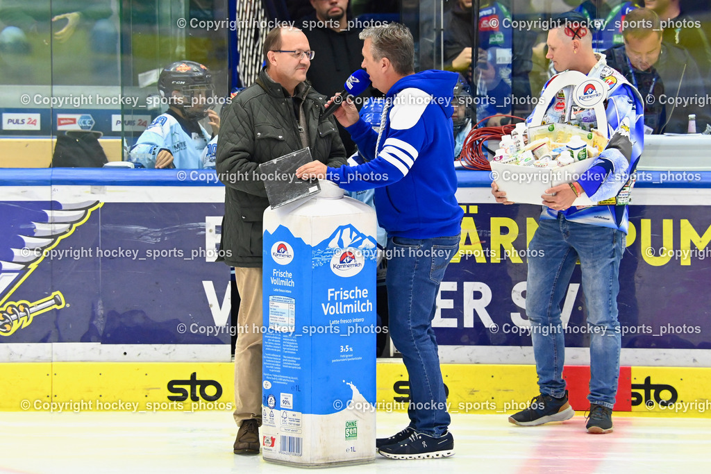 EC IDM Wärmepumpen VSV vs. EC KAC  | Helmut Petschar Kärntnermilch, EC VSV Hallensprecher Gerhard Oberrauner, EC IDM Wärmepumpen VSV vs. EC KAC , EC IDM Wärmepumpen VSV vs. EC KAC  am 27.10.2024 in Villach (Stadthalle Villach), Austria, (Photo by Bernd Stefan)