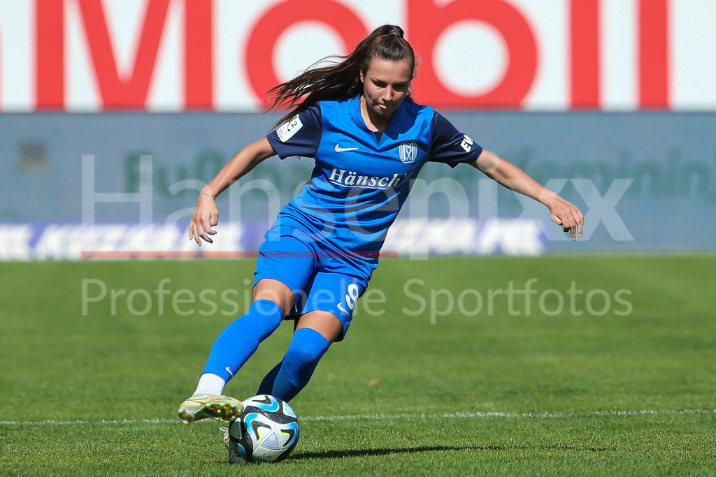 Fussball, 2. Frauen-Bundesliga, SV Meppen - 1. FFC Turbine Potsdam | v.li.: Kornelia Grosicka (SV Meppen, 9) Freisteller, Einzelbild, Ganzkörper, Aktion, Action, Spielszene, DIE DFB-RICHTLINIEN UNTERSAGEN JEGLICHE NUTZUNG VON FOTOS ALS SEQUENZBILDER UND/ODER VIDEOÄHNLICHE FOTOSTRECKEN. DFB REGULATIONS PROHIBIT ANY USE OF PHOTOGRAPHS AS IMAGE SEQUENCES AND/OR QUASI-VIDEO.