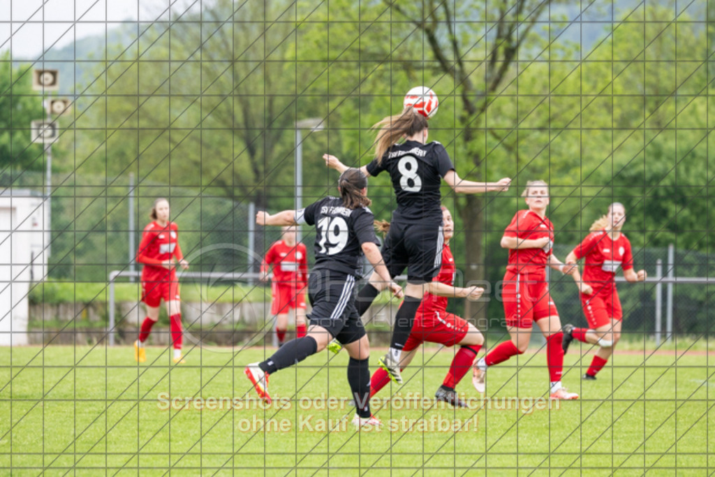 20250504_132940_0138 | #,1.FC Donzdorf (rot) vs. TSV Frommern (schwarz), Fussball, Frauen-Verbandsliga Württemberg, 18. Spieltag, Saison 2024/2025, Rasenplatz Lautertal Stadion, Süßener Straße 16, 73072 Donzdorf, 04.05.2025 - 13:00 Uhr,Foto: PhotoPeet-Sportfotografie/Peter Harich