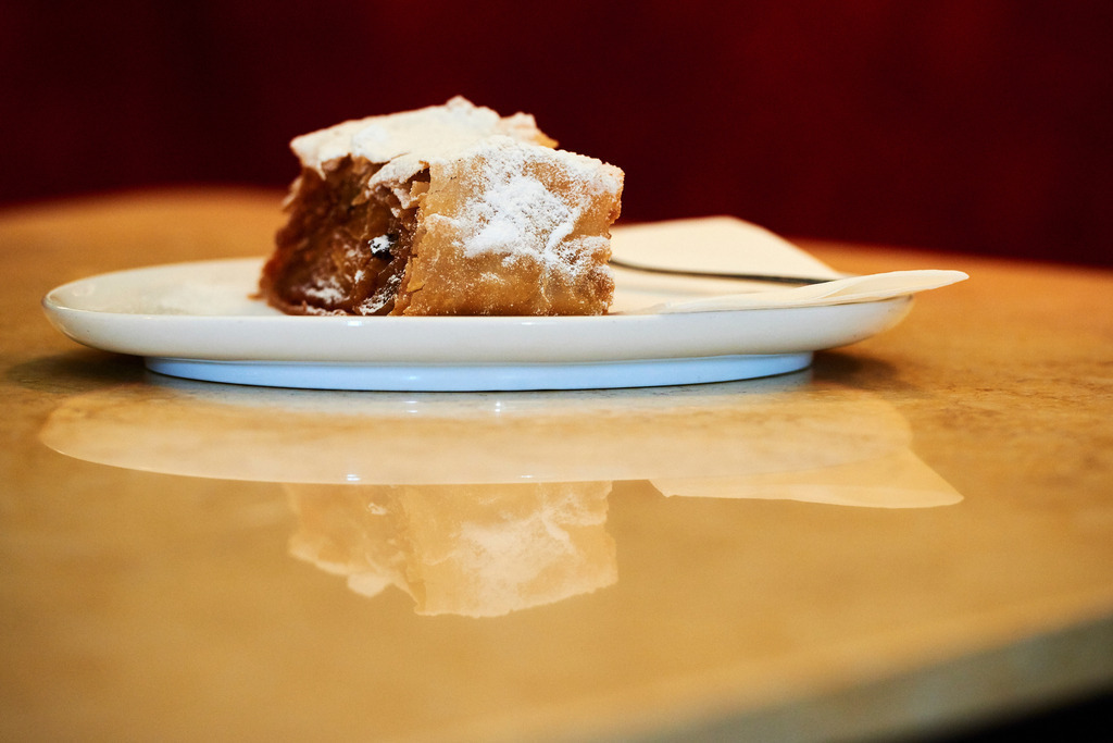 Cafe Museum | Wien, Austria - June 22, 2018: Café Museum, ein Apfelstrudel auf dem Tisch stehend. - Realisiert mit Pictrs.com