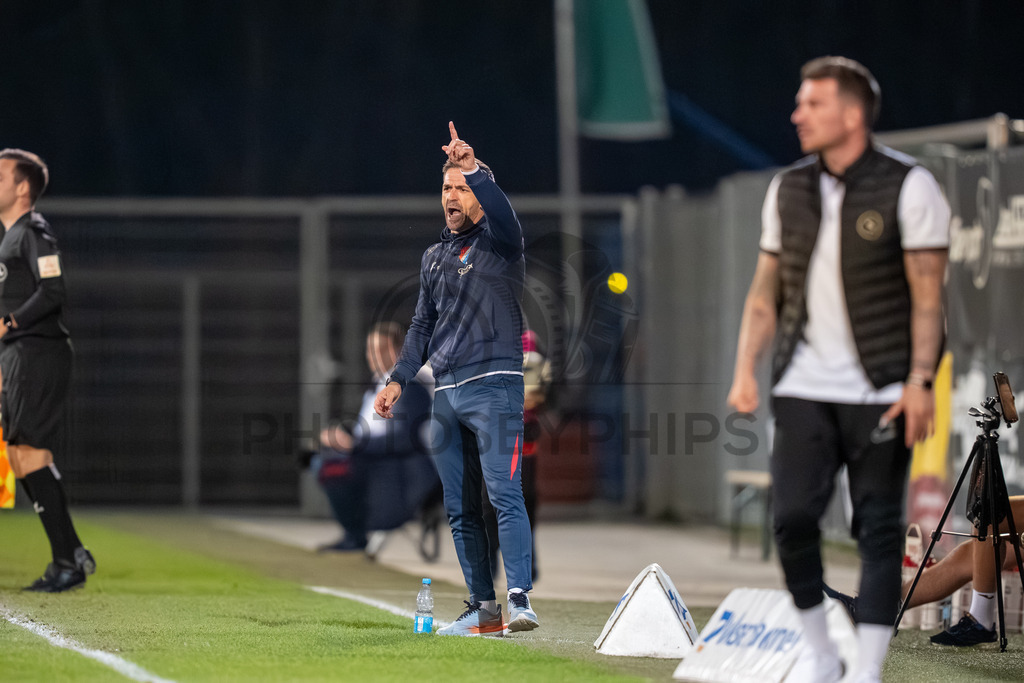 SG Sonnenhof Grossaspach vs. TSV Steinbach Haiger, Fussball, Regionalliga Suedwest, 25. Spieltag, 20.03.2026 | Huesni Tahiri (Trainer TSV Steinbach Haiger),SG Sonnenhof Grossaspach vs. TSV Steinbach Haiger, Fussball, Regionalliga Suedwest, 25. Spieltag, 20.03.2026Foto: photosbyphips/Philip Ziegler