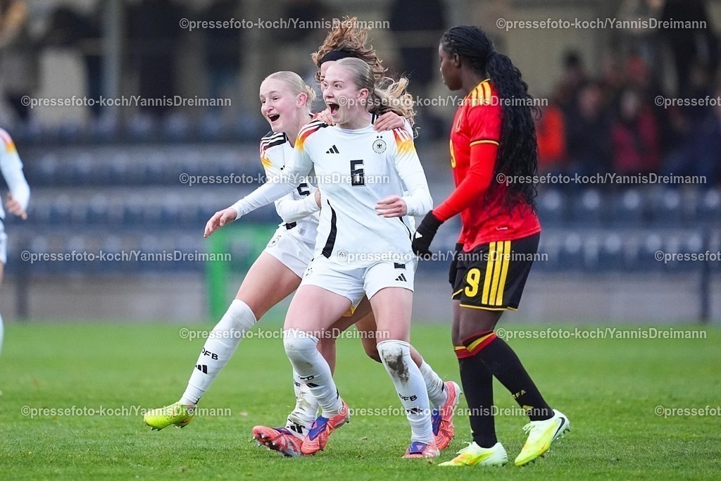 xYDRx26112501042 | 26.11.2025, xydrx, Fußball, Länderspiel, EM-Qualifikation U19-Frauen, Belgien - Deutschland, Sportschule Wedau: Torjubel nach dem Tor zum 2:1 für Deutschland durch Torschütze Marie Gmeineder (GER #6) zusammen mit Rosa Rueckert (GER #10) und Luzie Zaehringer (GER #5)