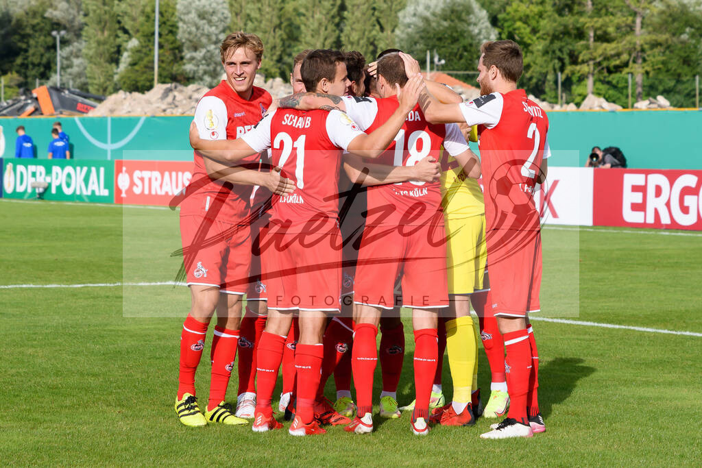 JENKOE20210808_075 | Fussball, Herren: . Spieler vom 1. FC Koeln Schlussjubel, jubeln nach dem 2:4 Sieg beim Spiel der 1. Runde im DFB-Pokal zwischen FC Carl Zeiss Jena und 1. FC Koeln im Ernst-Abbe-Sportfeld am 08.08.2021 in Jena, Deutschland.DFB / DFL REGULATIONS PROHIBIT ANY USE OF PHOTOGRAPHS AS IMAGE SEQUENCES AND/OR QUASI-VIDEO. - Realisiert mit Pictrs.com