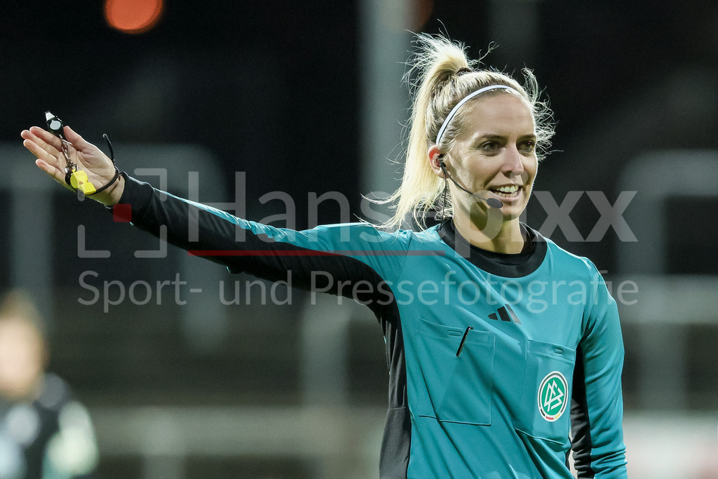 Fussball, DFB-Pokal Frauen, SC Fortuna Köln - SV Werder Bremen | v.li.: Schiedsrichterin Julia Boike gibt Anweisungen, gestikuliert, mit den Armen gestikulieren, DIE DFB-RICHTLINIEN UNTERSAGEN JEGLICHE NUTZUNG VON FOTOS ALS SEQUENZBILDER UND/ODER VIDEOÄHNLICHE FOTOSTRECKEN. DFB REGULATIONS PROHIBIT ANY USE OF PHOTOGRAPHS AS IMAGE SEQUENCES AND/OR QUASI-VIDEO.