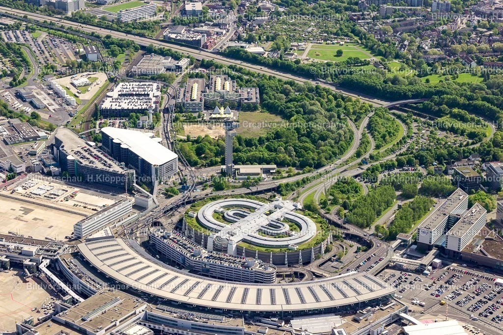 Luftbild Düsseldorf-2082 | Luftaufnahme Abfertigungs- Gebäude und Terminals auf dem Gelände des Flughafen in Düsseldorf - Realisiert mit Pictrs.com