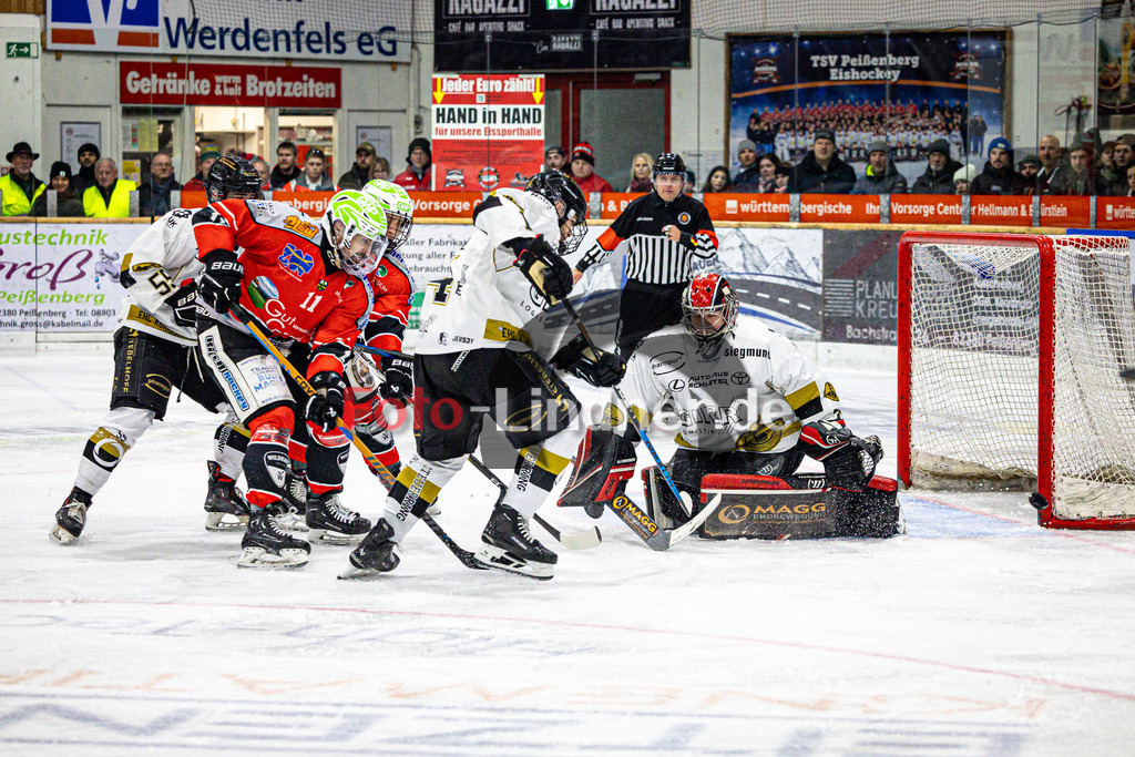 TSV Peißenberg MINERS gegen EHC Königsbrunn PINGUINE | Eishockey Bayernliga Herren Playoffs Viertelfinale 2024/25 - Spiel 4 von 7, TSV Peißenberg MINERS gegen EHC Königsbrunn PINGUINE, 20250216,Torchance MINERS,2025-02-16 in Peißenberg (Eisstadion Peißenberg)Florian SIMON (MINERS 11), Stefan VAJS (EHC Goalie 32)Copyright: WolfgangxLindner foto-lindner.de