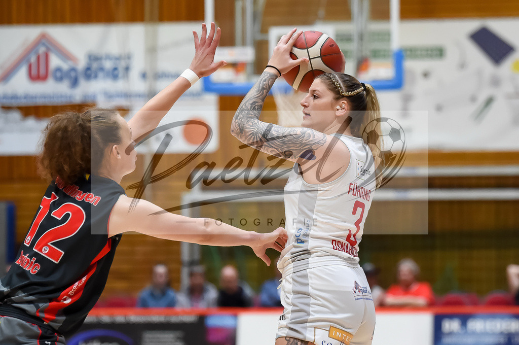 PANNOE20211010_012 | Basketball, Frauen: Marina Dzinic (Eigner Angels Noerdlingen) und Samantha Fuehring (GiroLive-Panthers Osnabrueck) im Zweikampf beim Spiel der Toyota DBBL zwischen GiroLive-Panthers Osnabrueck und Eigner Angels Noerdlingen im datos – home of the panthers am 10.10.2021 in Osnabrueck, Deutschland. - Realisiert mit Pictrs.com