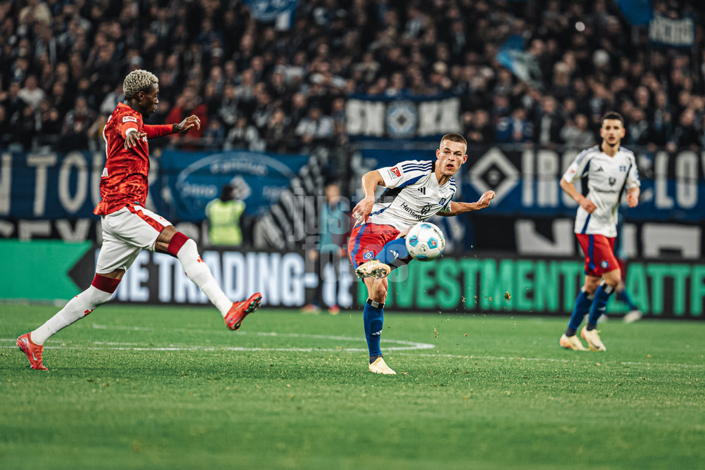 Fußball | Männer | Saison 2024/2025 | 2. Fußball-Bundesliga | 23. Spieltag | Hamburger SV vs. 1. FC Kaiserslautern | 21.02.2025 | Pass von Miro Muheim (#28, HSV)
