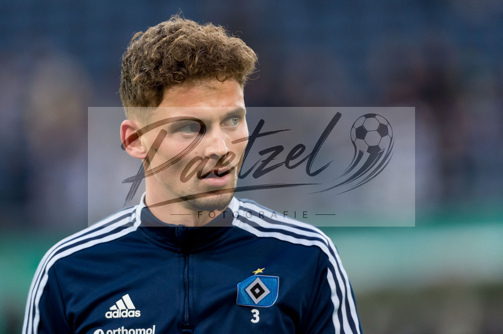 HSVSCF20220419_274 | Fussball, Herren: Moritz Heyer (Hamburger SV) schaut beim DFB-Pokal-Halbfinalspiel zwischen Hamburger SV und SC Freiburg im Volksparkstadion am 19.04.2022 in Hamburg, Deutschland.DFB / DFL REGULATIONS PROHIBIT ANY USE OF PHOTOGRAPHS AS IMAGE SEQUENCES AND/OR QUASI-VIDEO. - Realisiert mit Pictrs.com