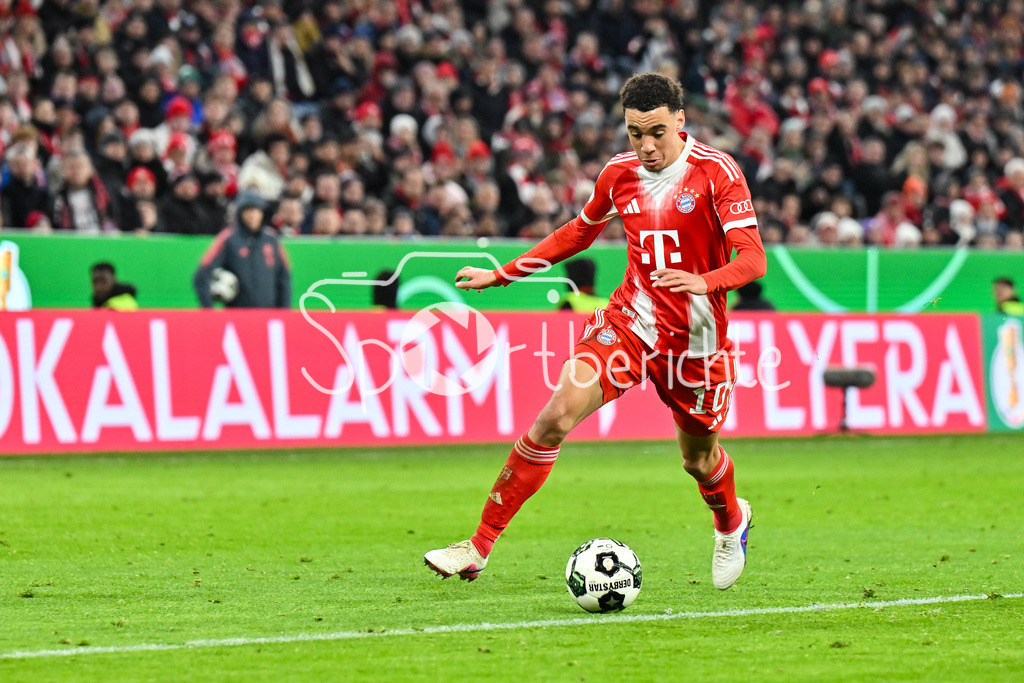 FC Bayern München - RB Leipzig | MUNICH, GERMANY - 11. FEBRUARY: am Ball Jamal MUSIALA (FC Bayern München 10) / Einzelfoto / Freisteller während dem Spiel zwischen dem FC Bayern München und RB Leipzig beim Viertelfinale des DFB-Pokales in der Allianz Arena