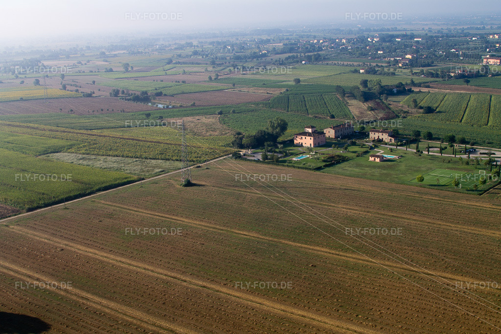 Luftbild: Ortsansicht in Cegliolo im Bundesland Toscana in Italien. Foto: IMG_43775.jpg vom 29.07.2011 durch Werner Riehm/FLY-FOTO.de