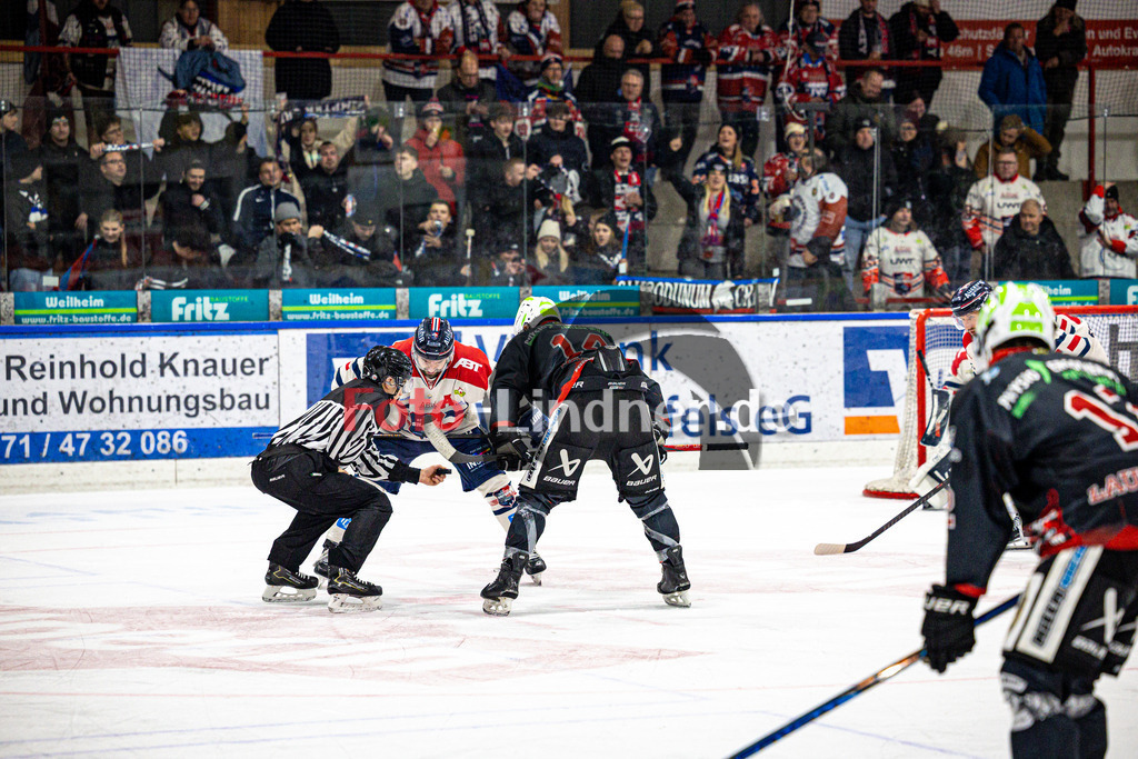 Peißenberg MINERS gegen ESC Kempten SHARKS | Eishockey Bayernliga 2025/26 Vorrunde 12. Spieltag, Peißenberg MINERS gegen ESC Kempten SHARKS, 20251121,Bully vor den Kemptner Fans,2025-11-21 in Peißenberg (flatbuy Arena Peißenberg), Florian HÖFLER (MINERS 14)Copyright: WolfgangxLindner www.foto-lindner.de