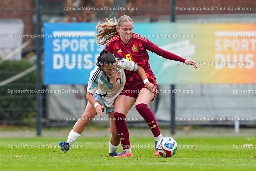 xYDRx02122501012 | 02.11.2025, xydrx, Fußball, Länderspiel, EM-Qualifikation U19-Frauen, Deutschland - Spanien, Sportschule Wedau: Folgado (ESP #7) im Zweikampf gegen Marie Gmeineder (GER #6)DFB regulations prohibit any use of photographs as image sequences and or quasi-video.Photo: xYannisxDreimannxPressefotoKochx