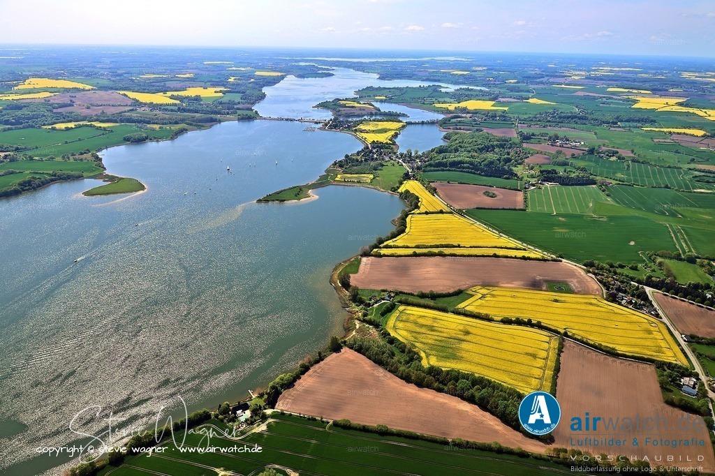 Luftbild Ostseefjord Schlei, Sieseby, Gasthof Alt Sieseby, Schleistrasse, Ketelsby | Die Schlei ist auch ein beliebtes Revier für Regatten, wie die traditionsreiche Speckregatta des ASC, bei der Teilnehmer zwischen Arnis und Lindaunis segeln. Für die Regattateilnahme wird ein maximaler Tiefgang von zwei Metern empfohlen. Für Segler mit kleineren Booten, wie der Lis-Klasse, gibt es spezielle Tipps für das Slippen an verschiedenen Anlagen wie Karschau, Fleckeby, Schneiderhaken, Sieseby und Missunde.