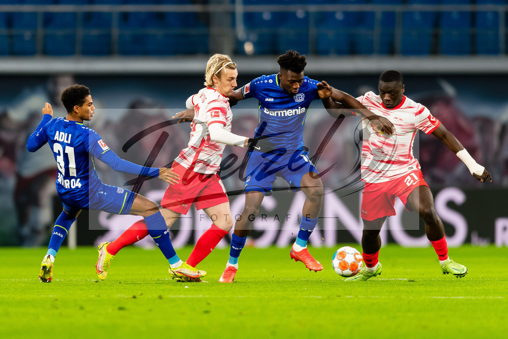 RBLLEV20211128_021 | Fussball, Herren: Amine Adil (Bayer 04 Leverkusen), Emil Forsberg (RB Leipzig), Edmond Tapsoba (Bayer 04 Leverkusen) und Brian Brobbey (RB Leipzig) im Zweikampf bei dem Spiel der 1. Bundesliga zwischen RB Leipzig und Bayer 04 Leverkusen in der Red Bull Arena am 28.11.2021 in Leipzig, Deutschland.DFB / DFL REGULATIONS PROHIBIT ANY USE OF PHOTOGRAPHS AS IMAGE SEQUENCES AND/OR QUASI-VIDEO. - Realisiert mit Pictrs.com