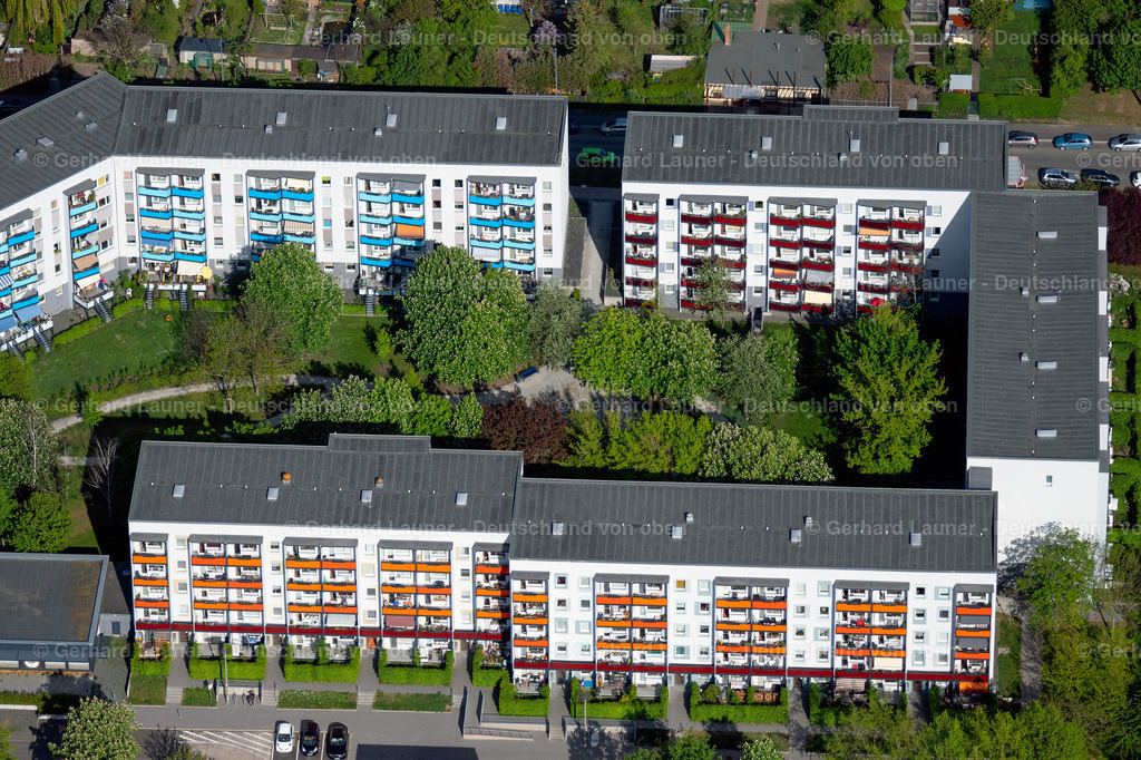 4025780 | ERFURT 06.05.2020 Hochhäuser im Wohngebiet einer industriell gefertigten Plattenbau- Siedlung entlang dem Alfred-Delp-Ring - Jakob-Kaiser-Ring im Ortsteil Roter Berg in Erfurt im Bundesland Thüringen, Deutschland. // Skyscrapers in the residential area of industrially manufactured settlement entlang dem Alfred-Delp-Ring - Jakob-Kaiser-Ring in the district Roter Berg in Erfurt in the state Thuringia, Germany. Foto: Gerhard Launer