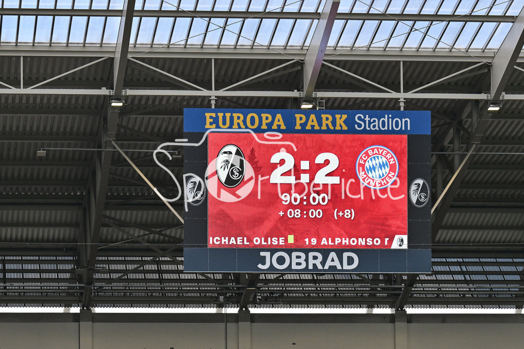 SC Freiburg - FC Bayern München | FREIBURG, GERMANY - 04. APRIL: im Bild die Anzeigetafel kuzr vor Spielende / Nachspielzeit während dem Bundesligamatch zwischen dem SC Freiburg und dem FC Bayern München am 28. Spieltag im Europa-Park Stadion / DFL REGULATIONS PROHIBIT ANY USE OF PHOTOGRAPHS AS IMAGE SEQUENCES AND/OR QUASI-VIDEO