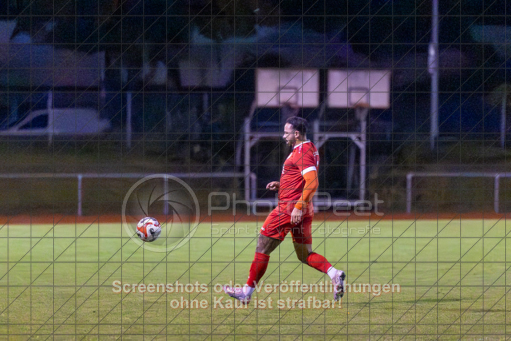 20251002_200344_0119 | #,1.FC Donzdorf (rot) vs. FV Faurndau (blau), Fußball, Bezirkspokal - Bezirk Neckar/Fils, 04. Runde, Saison 2025/2026, Rasenplatz Lautertal Stadion, Süßener Straße 16, 73072 Donzdorf, 02.10.2025 - 19:30 Uhr,Foto: PhotoPeet-Sportfotografie/Peter Harich