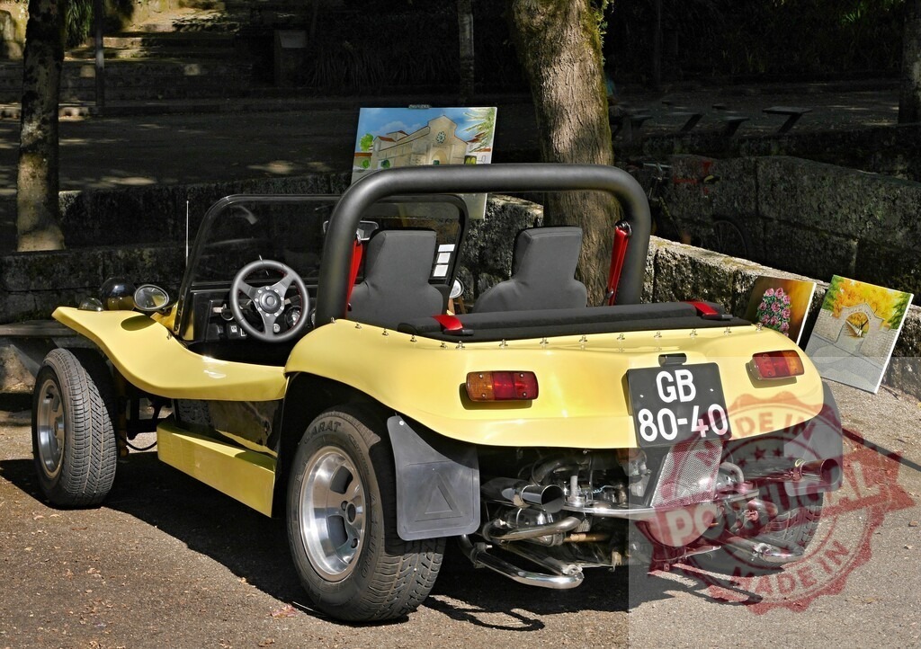 Yellow dune buggy parked outdoors with street art | Yellow dune buggy parked next to paintings displayed on a stone wall in a park - Realisiert mit Pictrs.com