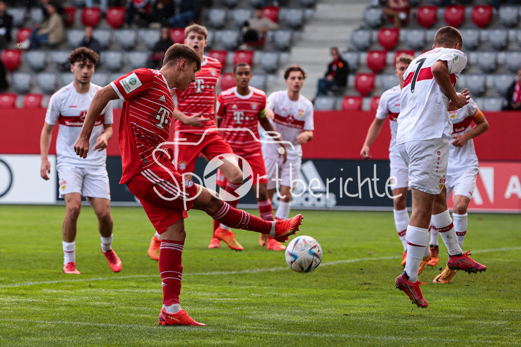 FC Bayern Muenchen U19 - VfB Stuttgart U19 | Max SCHOLZE (FCB #11) bei einem Torschuss