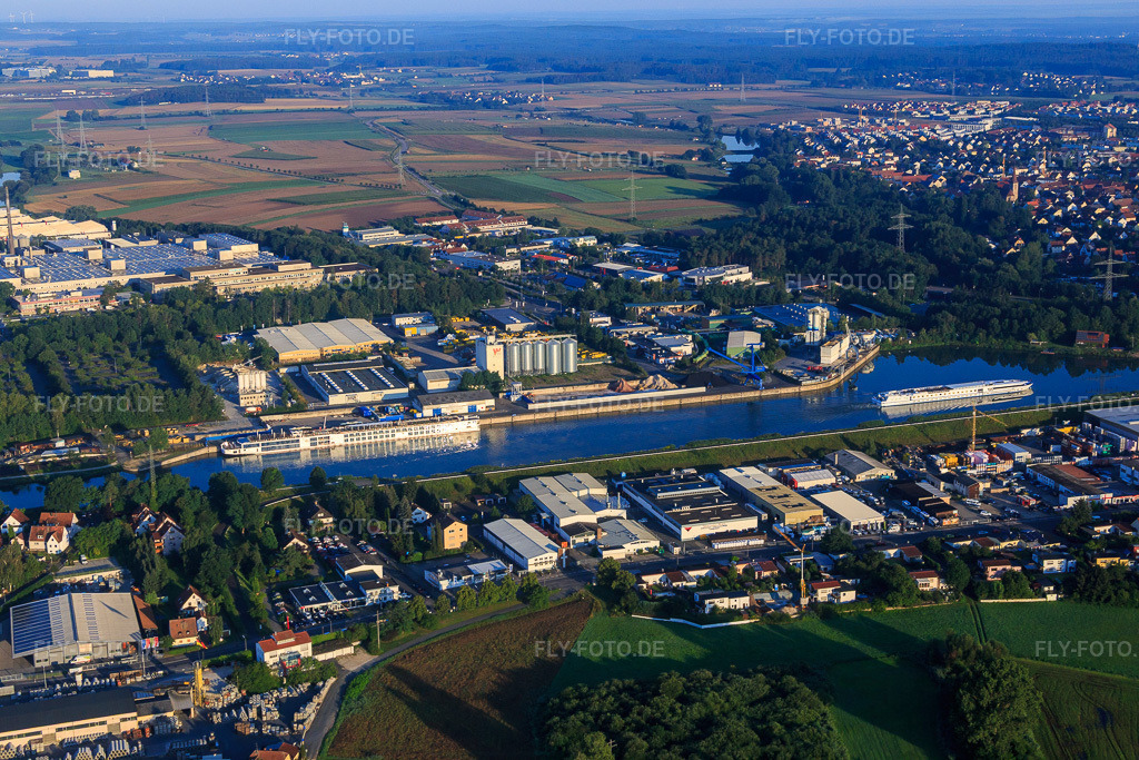 Luftbild: Flußkreuzfahrtschiffe am Hafen Erlangen am Main-Donau-Kanal im Ortsteil Industriehafen in Erlangen im Bundesland Bayern in Deutschland. Foto: IMG_092597.jpg vom 07.08.2016 durch Werner Riehm/FLY-FOTO.deHafen Erlangen