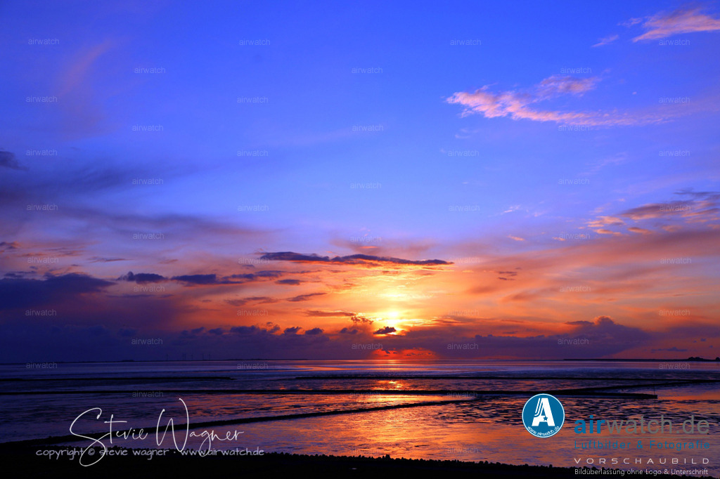 Nordsee, Nordfriesland, Beltringharderkoog, Luettmoorsee, Holmer Siel | Nordsee Sonnenuntergang Wattenmeer - Der Sonnenuntergang über dem Wattenmeer ist ein spektakulärer Anblick, der oft bei Ebbe bestaunt wird. Hier sind einige Orte, an denen Sie den Sonnenuntergang über dem Wattenmeer erleben können: Beltringharderkoog, Luettmoorsee, Holmer Siel