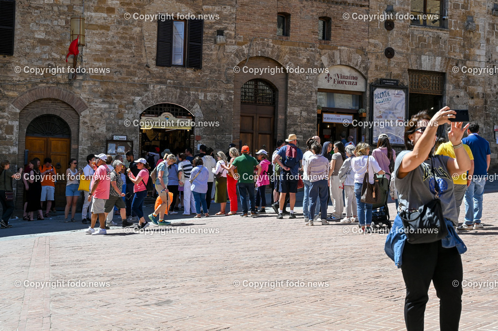 Italien_ Toskana_ San Gimignano_ 31.05.2024-118 | 31.05.2024, Italien, ITA, Toskana, San Gimignano im Bild Stadtansichten Gebäude, Architektur, Touristen, Historisch, Souvenir, Ansichten der berühmten Stadt San Gimignano in der Toskana-Italien - View of the famous town San Gimignano in Tuscany-ItalySan Gimignano ist eine italienische Kleinstadt in der Toskana mit einem mittelalterlichen Stadtkern. San Gimignano wird auch die Stadt der Türme genannt. Die Stadt liegt in der Provinz Siena. Sie gehört neben Florenz, Siena und Pisa zu den von Touristen meist besuchten Zielen in der Toskana.