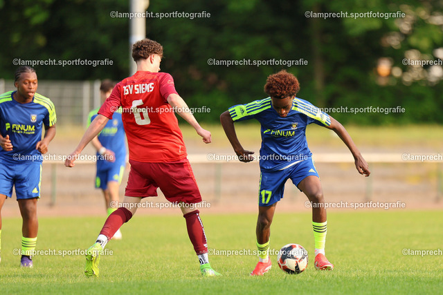 Fußball I Junioren I Kreispokal Lübeck I Finale I JSG Concordia Lübeck - TSV Siems I 09.06.2025.194 | v.l. Jemil-Omar Kilic (6, TSV Siems), Kaleab Begna (17, JSG Concordia Lübeck) - Realisiert mit Pictrs.com